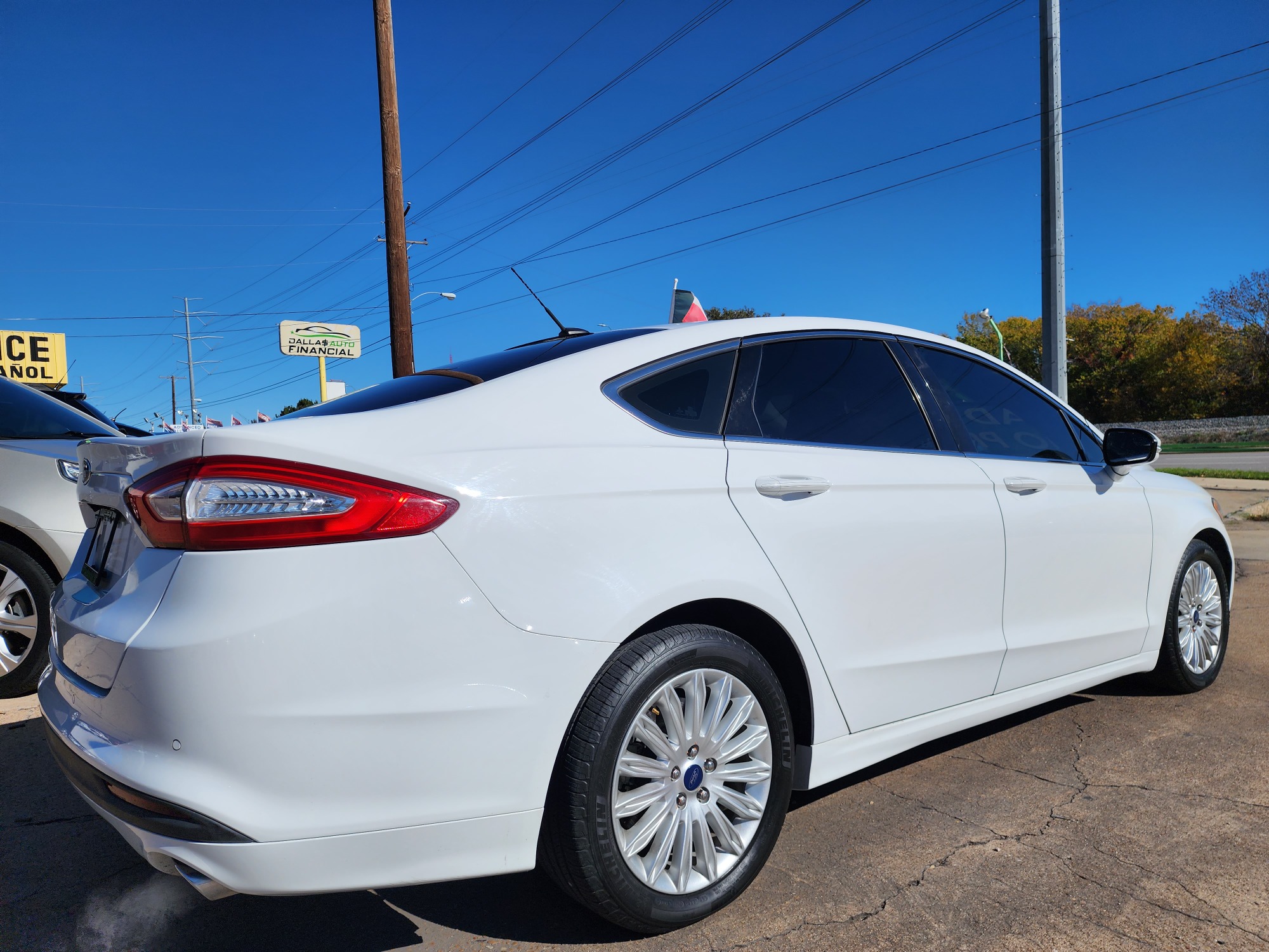 2015 WHITE Ford Fusion Hybrid S (3FA6P0UU3FR) with an 2.0L L4 DOHC 16V HYBRID engine, CVT transmission, located at 2660 S.Garland Avenue, Garland, TX, 75041, (469) 298-3118, 32.885387, -96.656776 - Welcome to DallasAutos4Less, one of the Premier BUY HERE PAY HERE Dealers in the North Dallas Area. We specialize in financing to people with NO CREDIT or BAD CREDIT. We need proof of income, proof of residence, and a ID. Come buy your new car from us today!! This is a 2015 FORD FUSION HYBRID S L - Photo #3